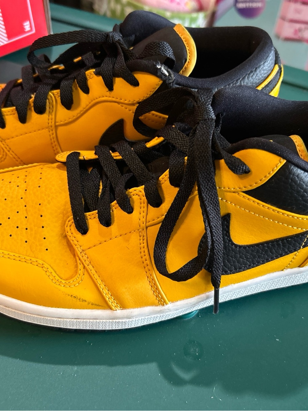 Nike Air Jordan 1 Low University Gold Black size 10.5